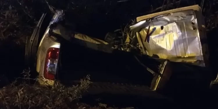 Un hombre está grave tras chocar y caer a un zanjón en su camioneta