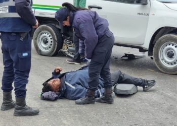 Se salvó de milagro tras chocar en su moto y quedar abajo de una camioneta