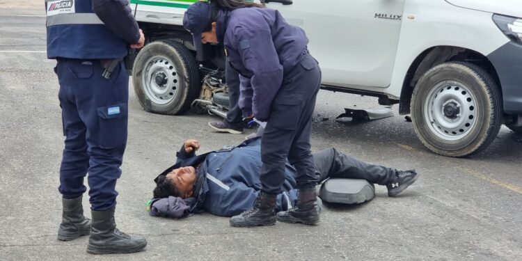 Se salvó de milagro tras chocar en su moto y quedar abajo de una camioneta