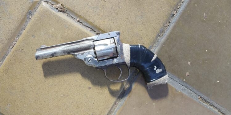 Ingresó armado a una mueblería, intentó robar y huyó: fue detenido a las pocas cuadras