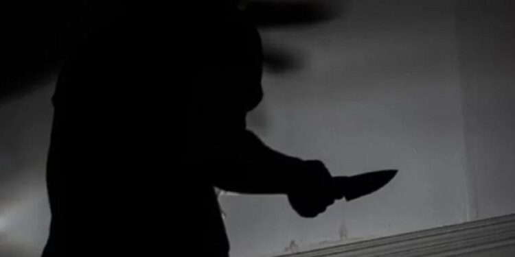 Encuentran a anciano apuñalado en la cabeza y tapado con una frazada