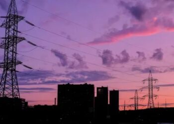 Escándalo: dejó sin luz a todo el pueblo para verse con su novio en secreto