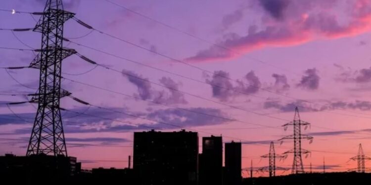 Escándalo: dejó sin luz a todo el pueblo para verse con su novio en secreto