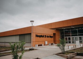 Violento vuelco en la Ruta 20 dejó a dos ancianos con politraumatismos