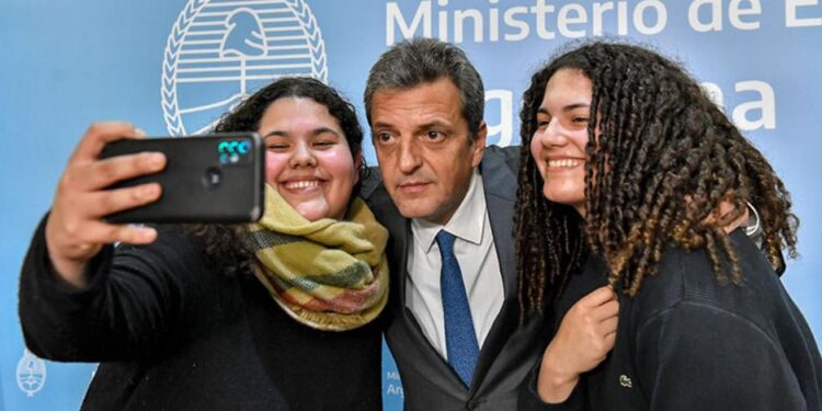 Massa anunció aumento a $20 mil a beneficiarios de las Becas Progresar