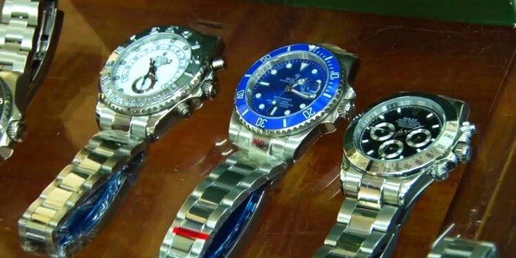 Salió unas horas de su casa y le robaron 900 mil pesos, relojes y hasta zapatillas