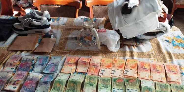 Salió unas horas de su casa y le robaron 900 mil pesos, relojes y hasta zapatillas