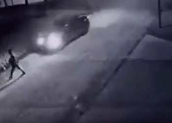 Video: un conductor atropelló y mató a un joven en plena calle