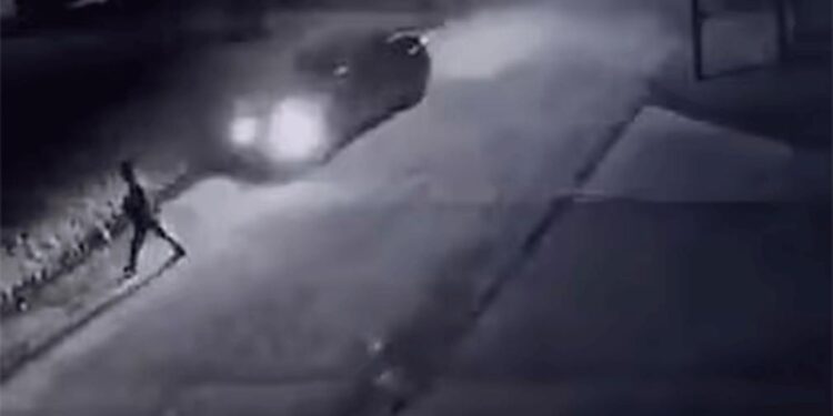 Video: un conductor atropelló y mató a un joven en plena calle