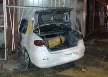 Un auto terminó en el interior de una casa tras chocar con otro vehículo