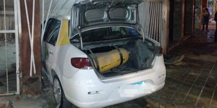 Un auto terminó en el interior de una casa tras chocar con otro vehículo