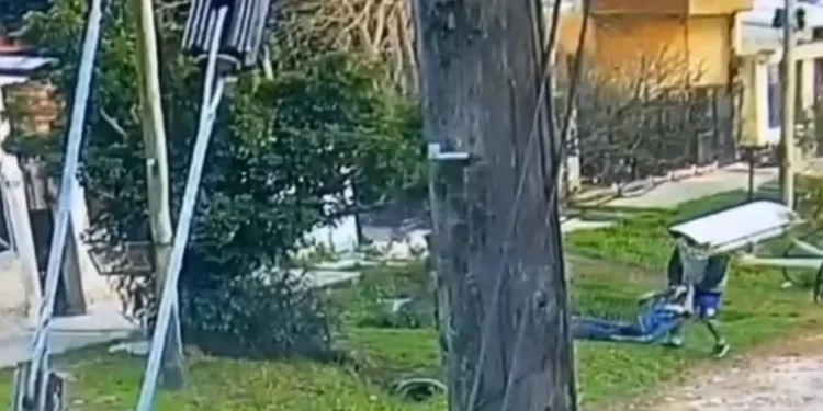 Fue filmado mientras sacaba un cadáver a la calle y lograron detenerlo