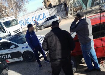 Se bajó a comprar en una farmacia de Caucete y le robaron la rueda del auto