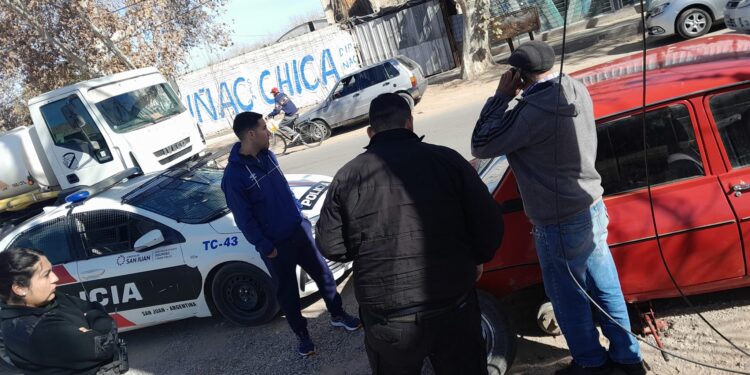 Se bajó a comprar en una farmacia de Caucete y le robaron la rueda del auto