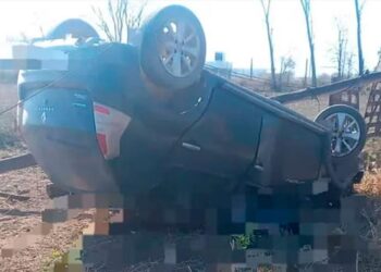 Nena de 12 años sacó el auto de su papá, chocó con sus hermanitos y murió