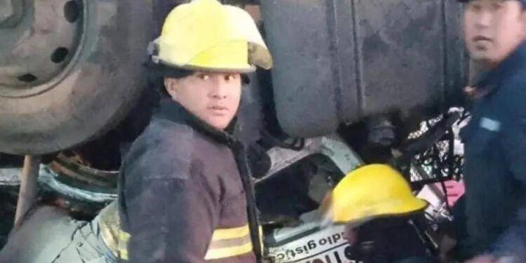 Volcó un camión con gaseosas, rescataron al chofer y vecinos se llevaron la carga