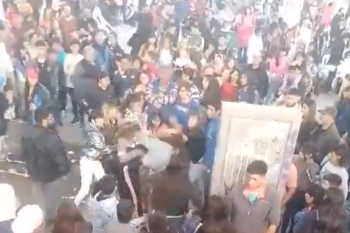 Video: madres a las piñas en medio de un chocolate por el Día del Niño