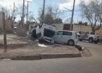 Impactante vuelco dejó a una mujer internada en el Hospital Rawson