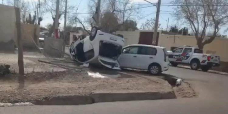 Impactante vuelco dejó a una mujer internada en el Hospital Rawson