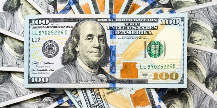 El dólar “blue” subió $80 tras la devaluación del Banco Central y cerró a $685