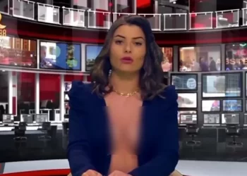 Casi sin ropa: así se visten estas periodistas de Albania para aumentar el rating