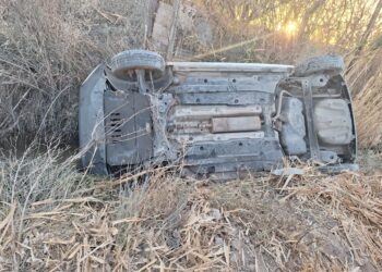 Hizo una mala maniobra y terminó en el interior de un canal de riego