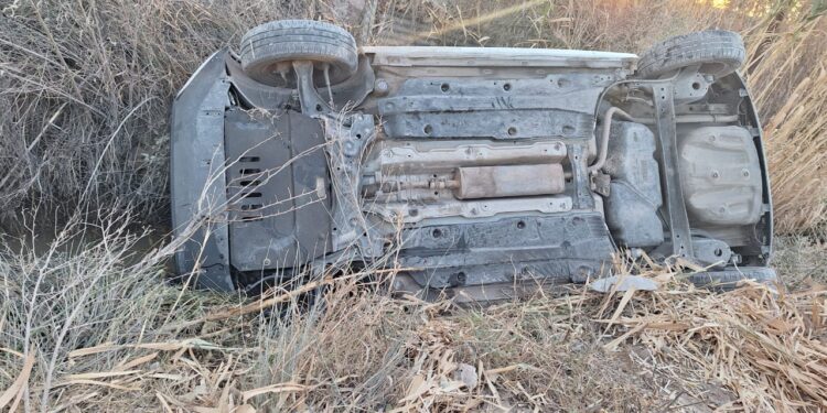 Hizo una mala maniobra y terminó en el interior de un canal de riego