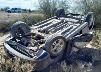 Conductor perdió el control de su vehículo, se fue contra la banquina y volcó