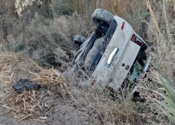 Hizo una mala maniobra y terminó en el interior de un canal de riego