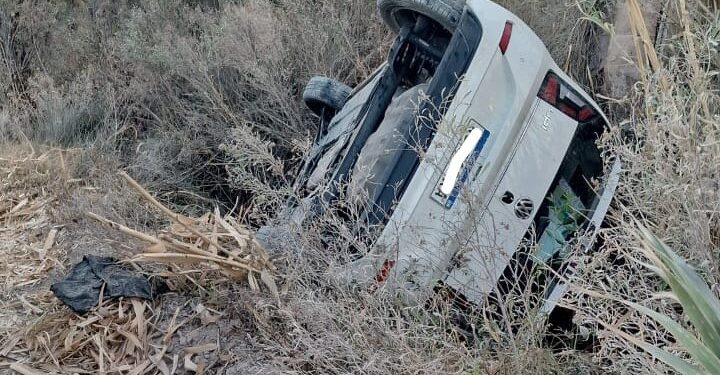 Hizo una mala maniobra y terminó en el interior de un canal de riego