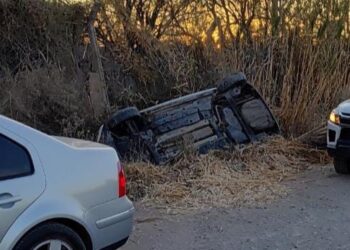 Hizo una mala maniobra y terminó en el interior de un canal de riego
