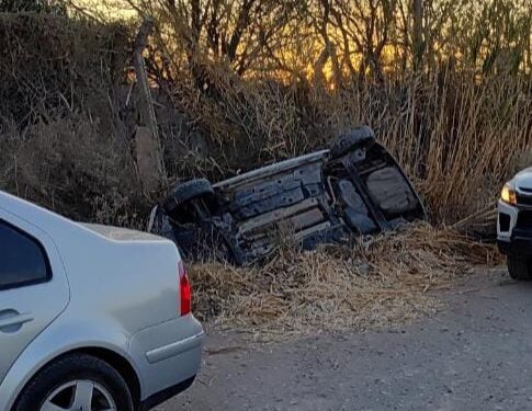Hizo una mala maniobra y terminó en el interior de un canal de riego