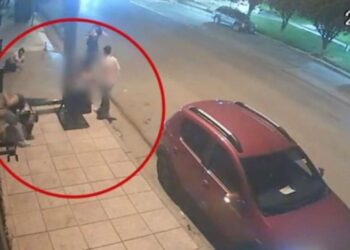Video: le fracturaron el maxilar de una patada a una joven afuera de un boliche