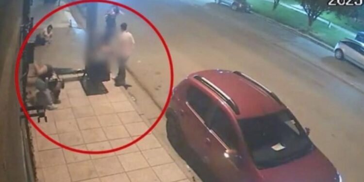 Video: le fracturaron el maxilar de una patada a una joven afuera de un boliche