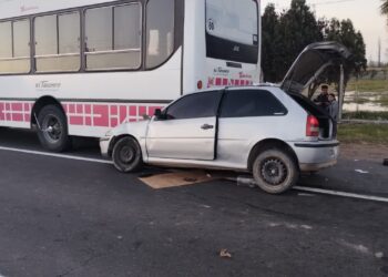 Un automóvil quedó incrustado atrás de un colectivo tras un choque en la Ruta 20