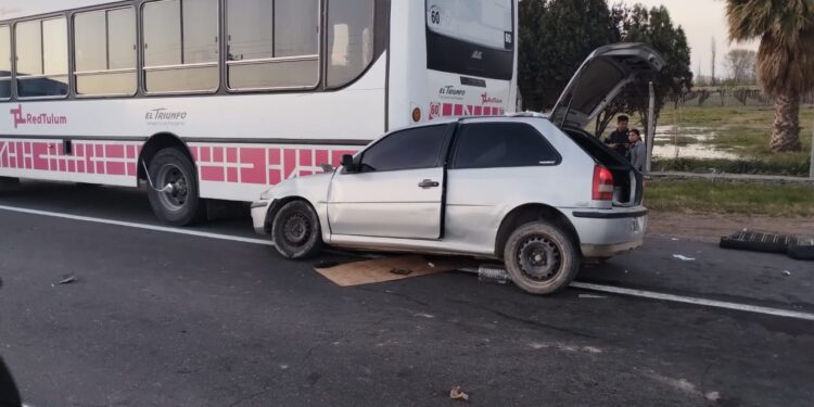 Un automóvil quedó incrustado atrás de un colectivo tras un choque en la Ruta 20