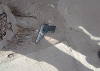 Circulaba en su moto haciendo maniobras peligrosas y al revisarlo le encontraron un arma