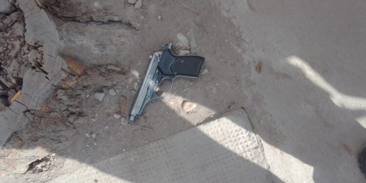 Circulaba en su moto haciendo maniobras peligrosas y al revisarlo le encontraron un arma