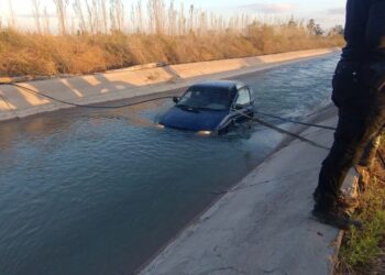 Grave accidente en 25 de Mayo: auto cayó al canal y sus ocupantes fueron arrastrados por el agua