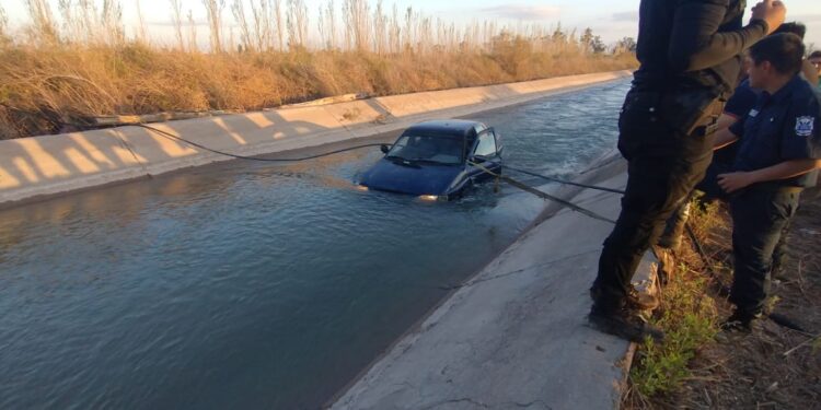 Grave accidente en 25 de Mayo: auto cayó al canal y sus ocupantes fueron arrastrados por el agua