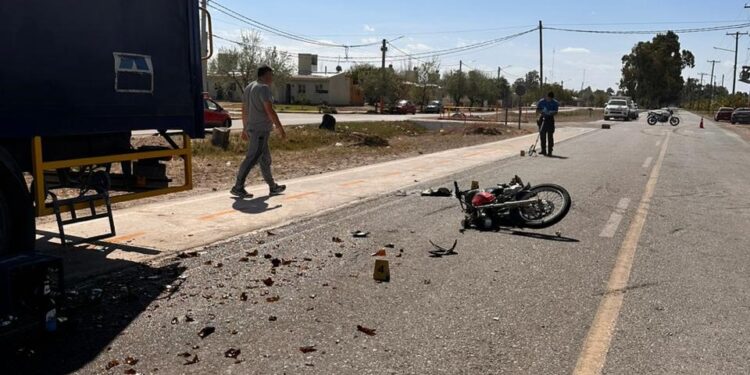 Intentó esquivar un perro, cayó de su moto, fue arrollado por un camión y murió