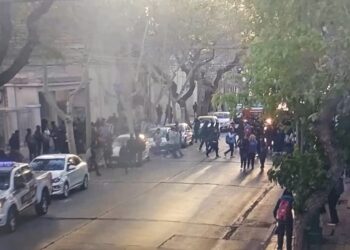 Pánico y desesperación en colegio céntrico por una fuga de gas: bomberos evacuó el edificio
