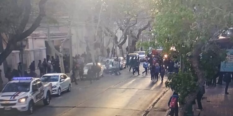 Pánico y desesperación en colegio céntrico por una fuga de gas: bomberos evacuó el edificio