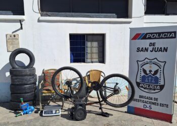 Una balanza, ruedas y una bicicleta, entre los elementos que secuestraron en Caucete en allanamientos
