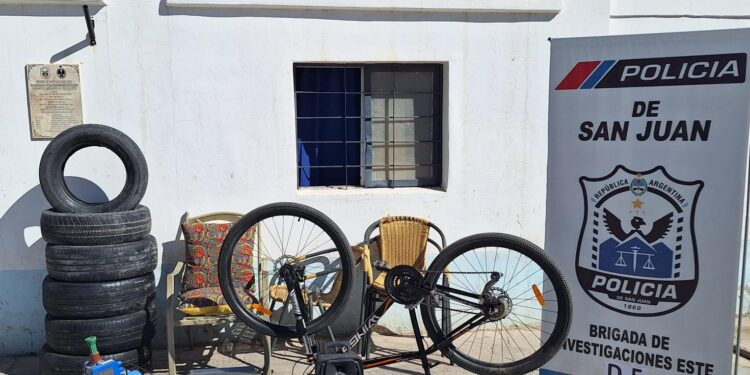 Una balanza, ruedas y una bicicleta, entre los elementos que secuestraron en Caucete en allanamientos