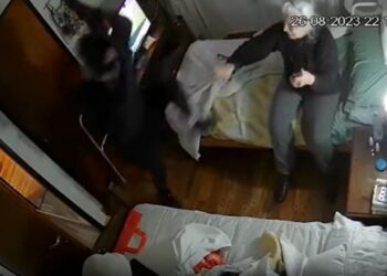 Brutal asalto a una jubilada quedó filmado: la golpearon y le apuntaron en la cabeza