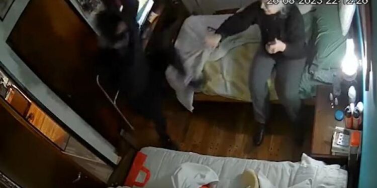 Brutal asalto a una jubilada quedó filmado: la golpearon y le apuntaron en la cabeza