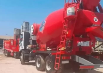 Tragedia: un obrero cayó dentro de una máquina mezcladora de cemento y murió