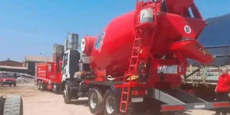 Tragedia: un obrero cayó dentro de una máquina mezcladora de cemento y murió