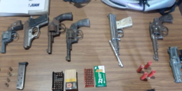 Buscaban elementos robados a una mujer y encontraron un arsenal en Chimbas